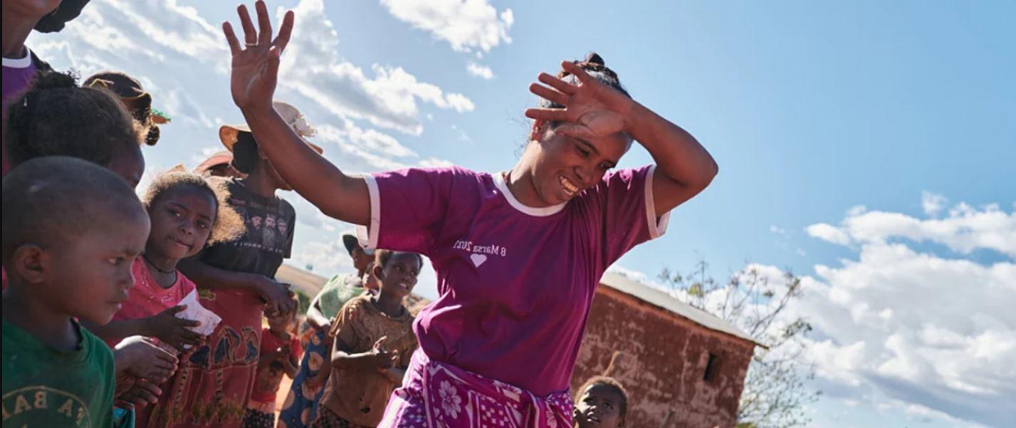 tanzende Frau im Hochland von Madagaskar ('Frau.Macht.Veränderung.' Misereor-Fastenaktion 2023