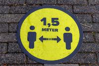 shutterstock_1722130963_Wut_Moppie_Schild_1,5mAbstand_frei (c) Shutterstock: Wut_Moppie shutterstock_1722130963_Wut_Moppie_Schild_1,5mAbstand_frei