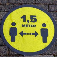 shutterstock_1722130963_Wut_Moppie_Schild_1,5mAbstand_frei (c) Shutterstock: Wut_Moppie shutterstock_1722130963_Wut_Moppie_Schild_1,5mAbstand_frei