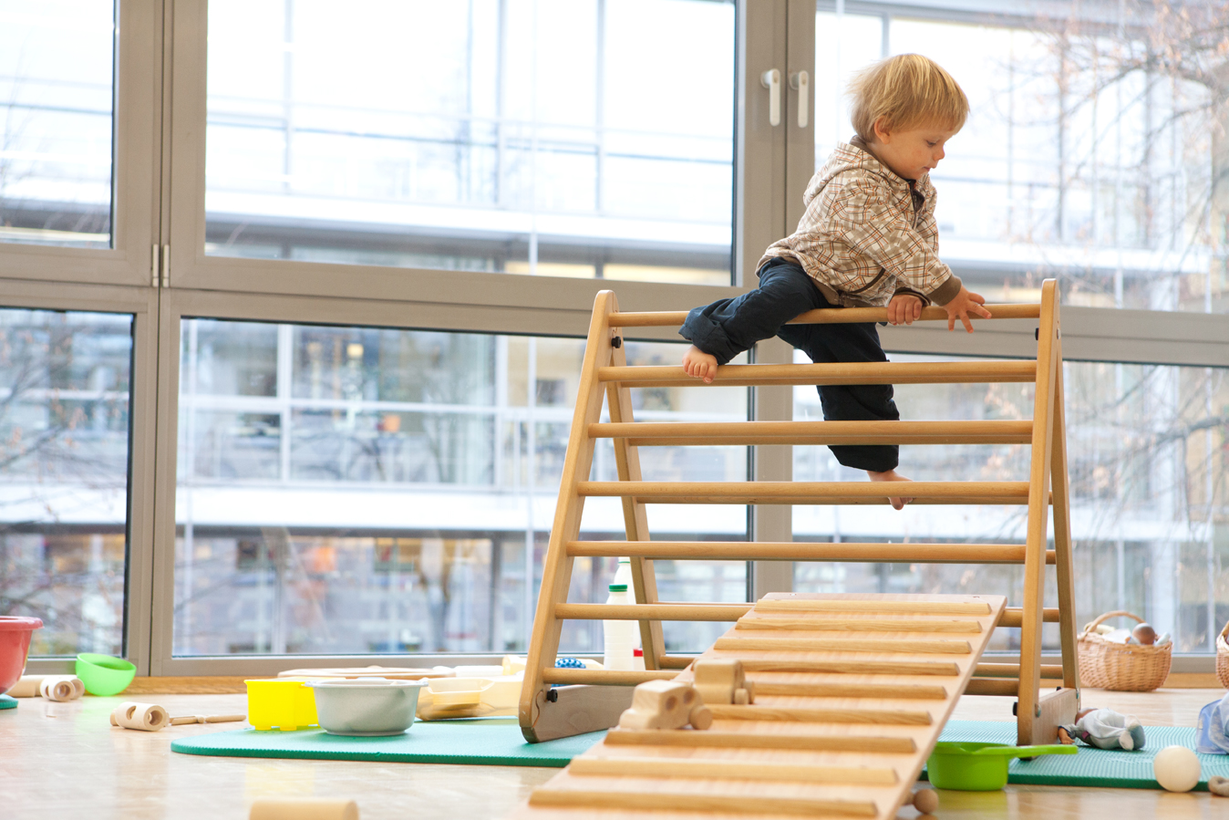 Kletterndes Kleinkind