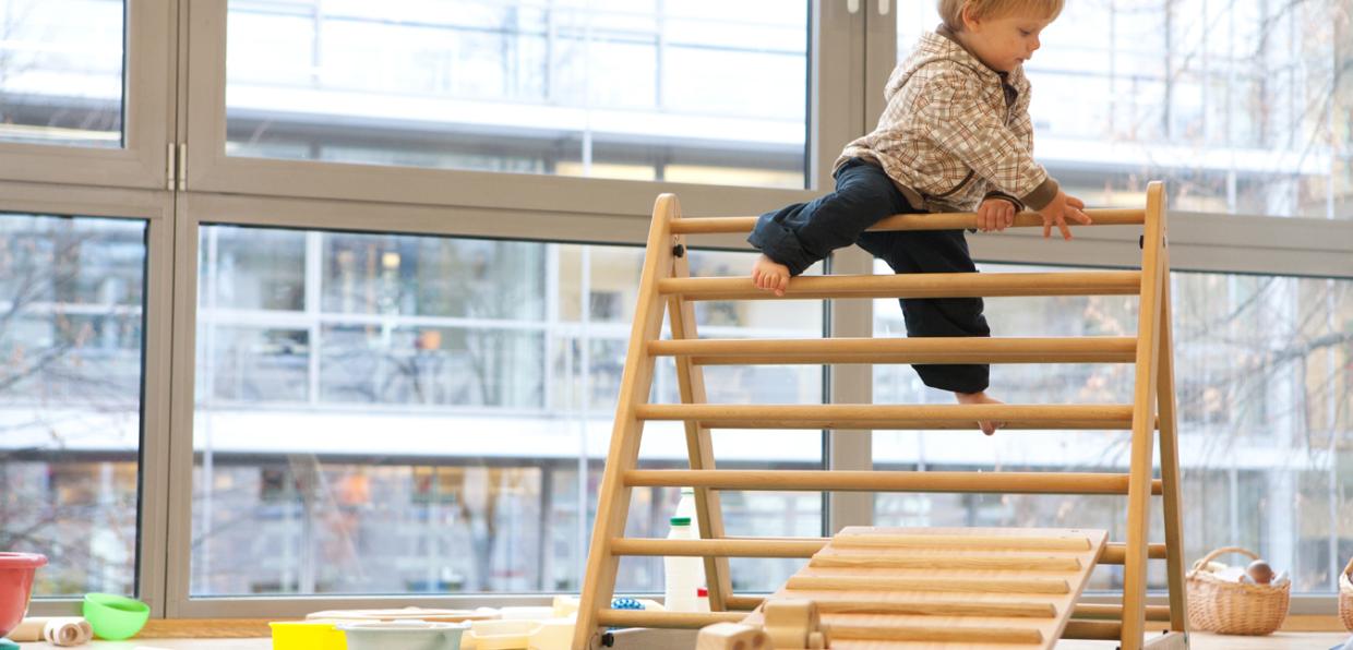 Kletterndes Kleinkind