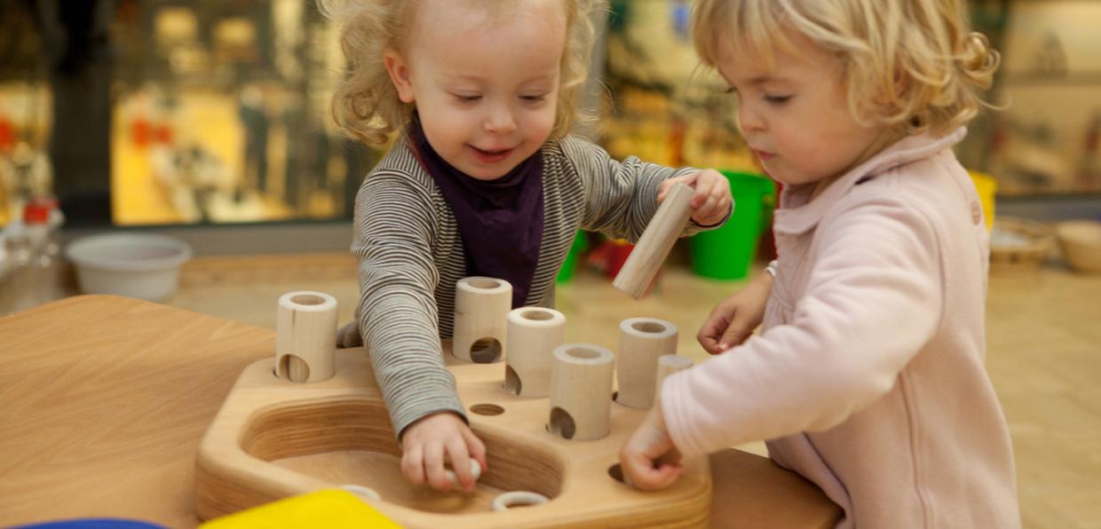 Spielende Kleinkinder