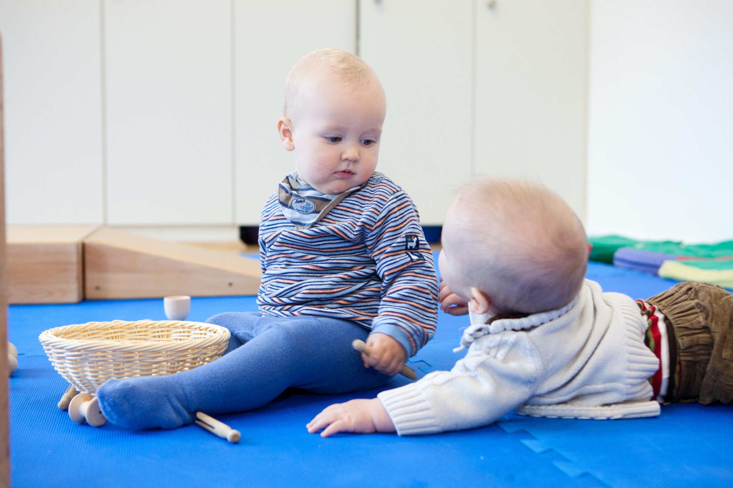 Bechtloff-9904-EKK Pikler-Kleinkinder spielen auf Matte-frei