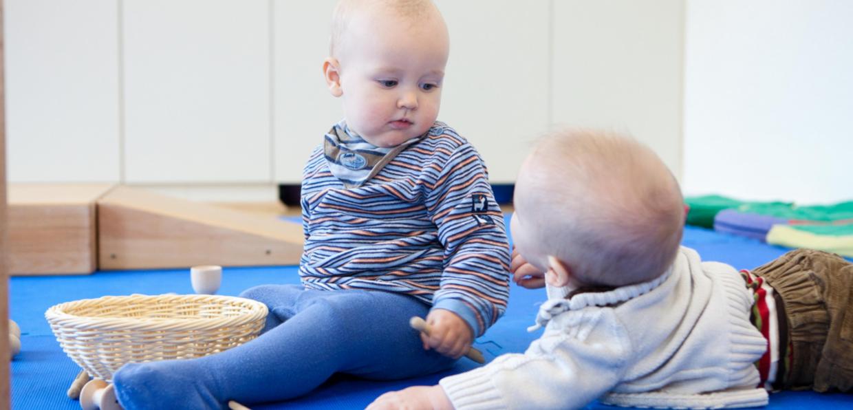 Bechtloff-9904-EKK Pikler-Kleinkinder spielen auf Matte-frei