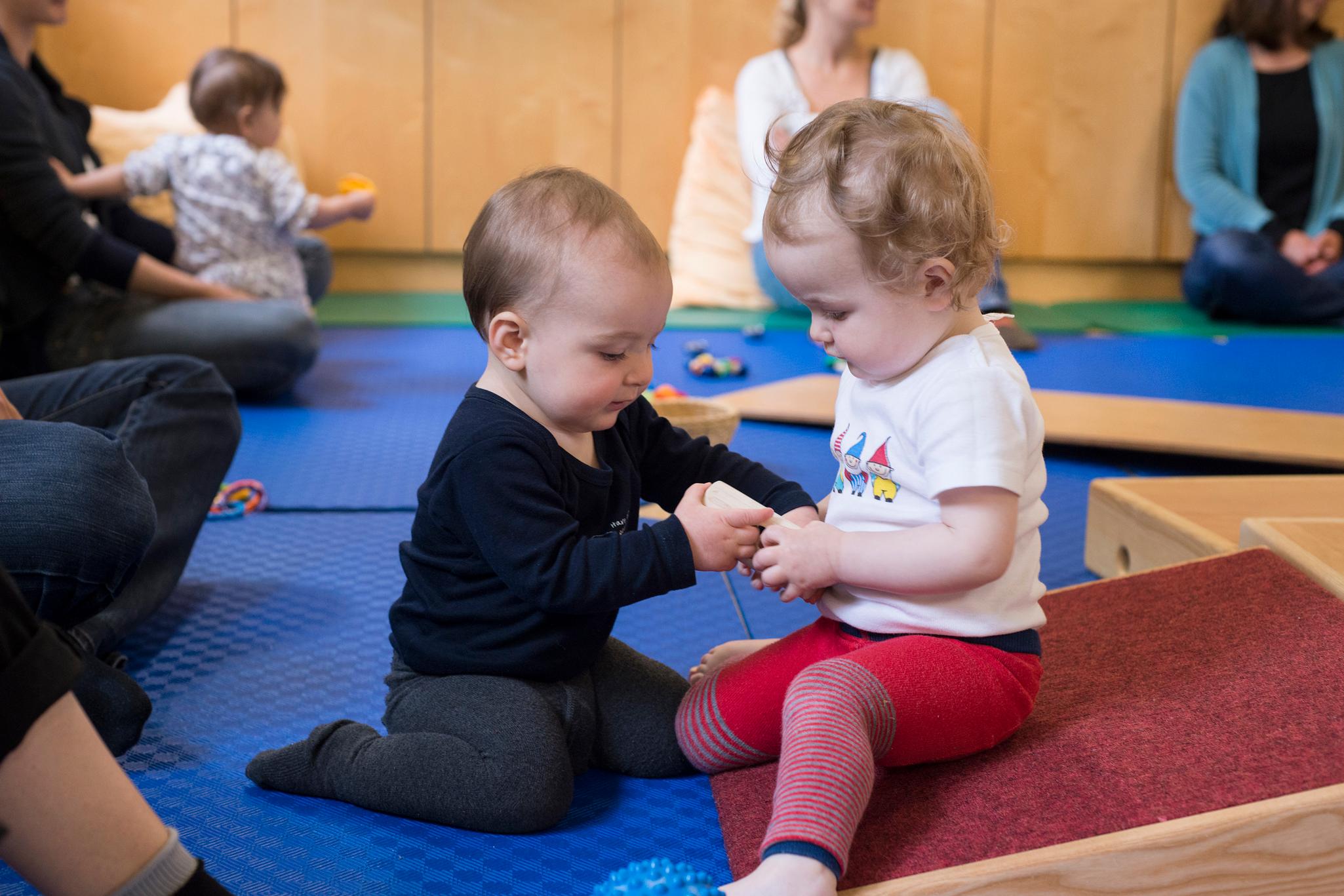 Spielende Kleinkinder