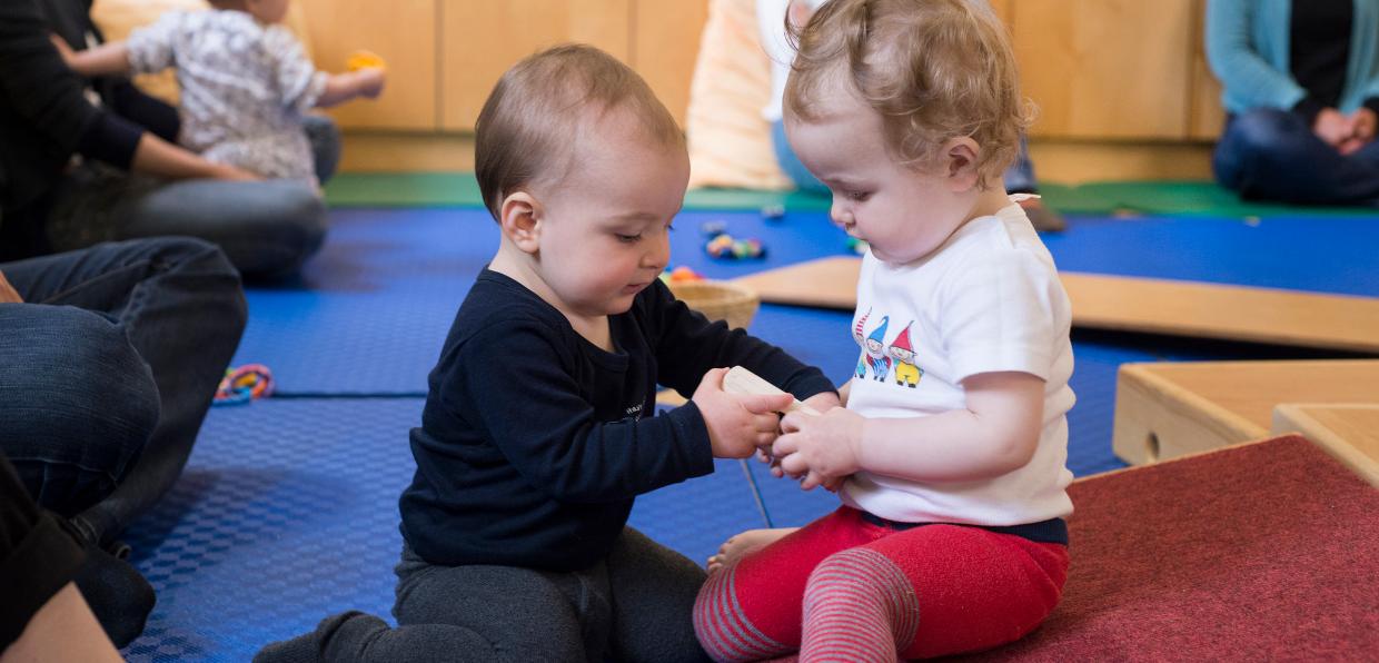 Spielende Kleinkinder