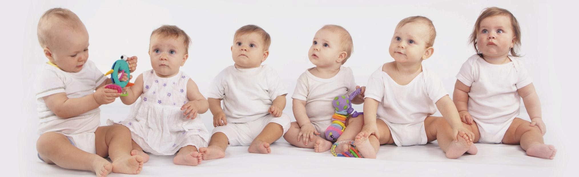 sechs Babies sitzend (Cover Elternschule Ratingen)