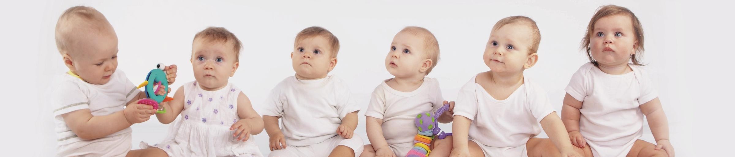 sechs Babies sitzend (Cover Elternschule Ratingen)