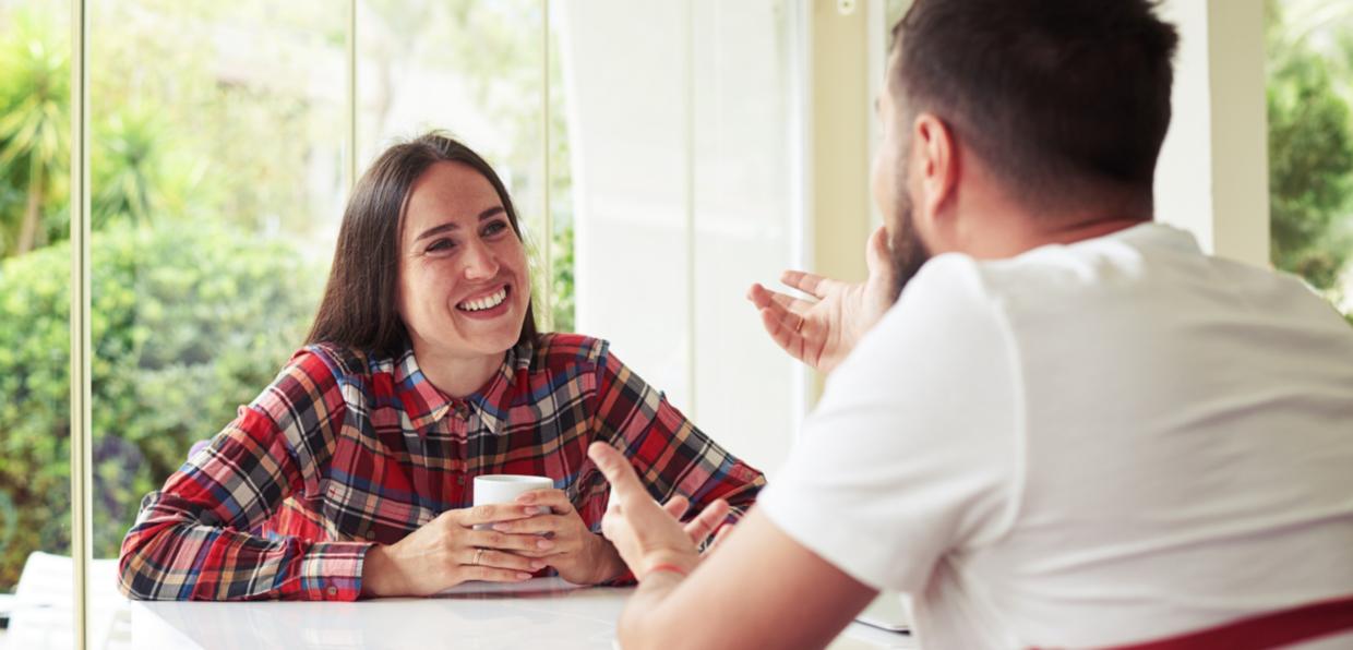 shutterstock-439748776-ArtFamily-Paar sitzt sich gegenüber und lächelt-frei