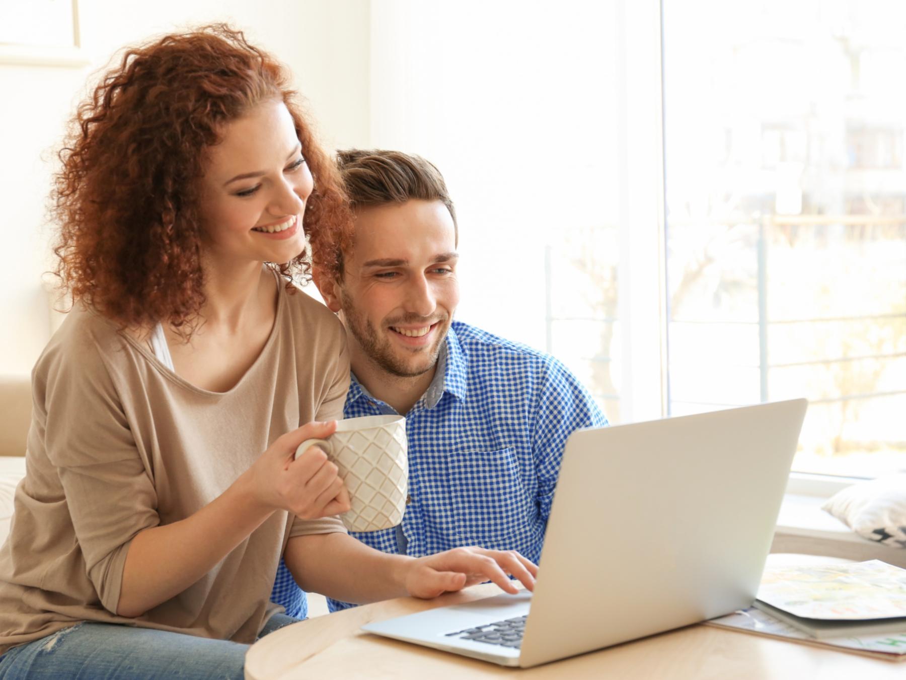 junges Paar lernt online von zuhause aus vor dem Laptop