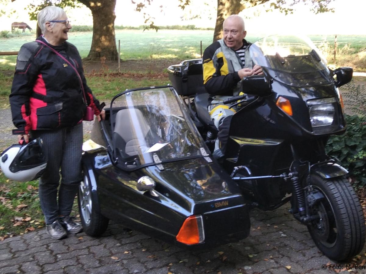 Christa und Dieter Wolf mit ihrer geliebten BMW