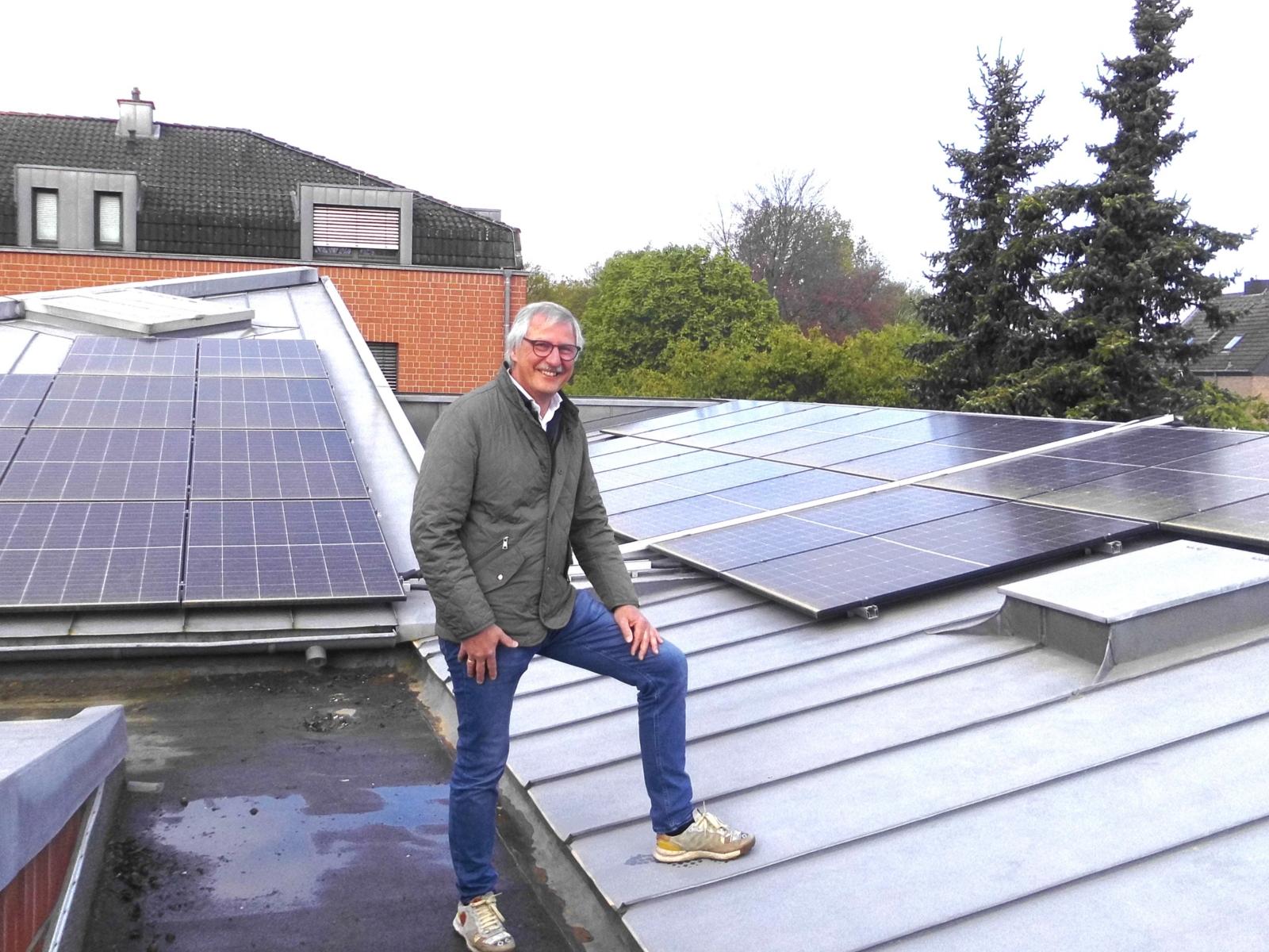 Stolze Förerder regenerativer Energien auf den Dächern von St. Remigius in Bergheim.