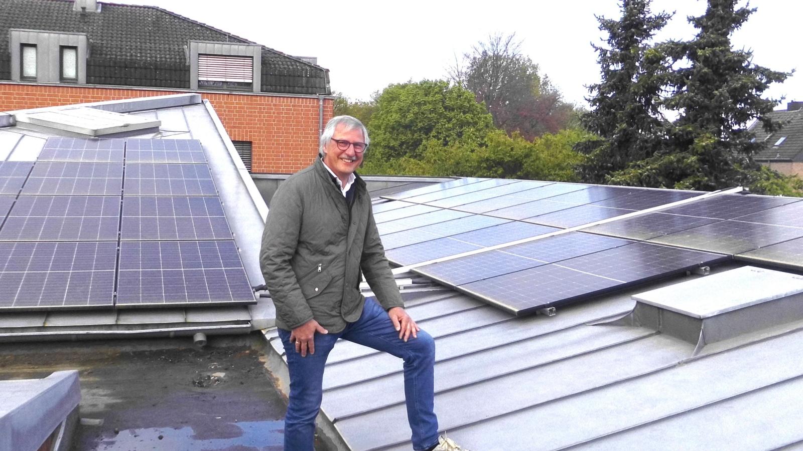 Stolze Förerder regenerativer Energien auf den Dächern von St. Remigius in Bergheim.