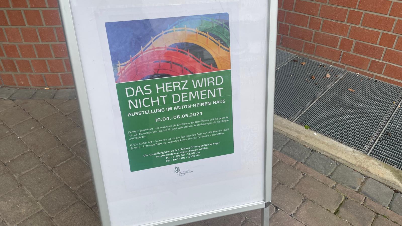 Plakat zur Ausstellung vor dem Anton-Heinen-Haus in Bergheim
