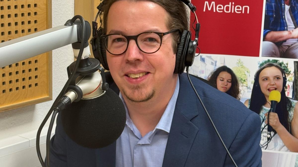 Dr. Martin Böke im Radiostudio der Medienwerkstatt Katholisches Bildungsforum Rhein-Erft