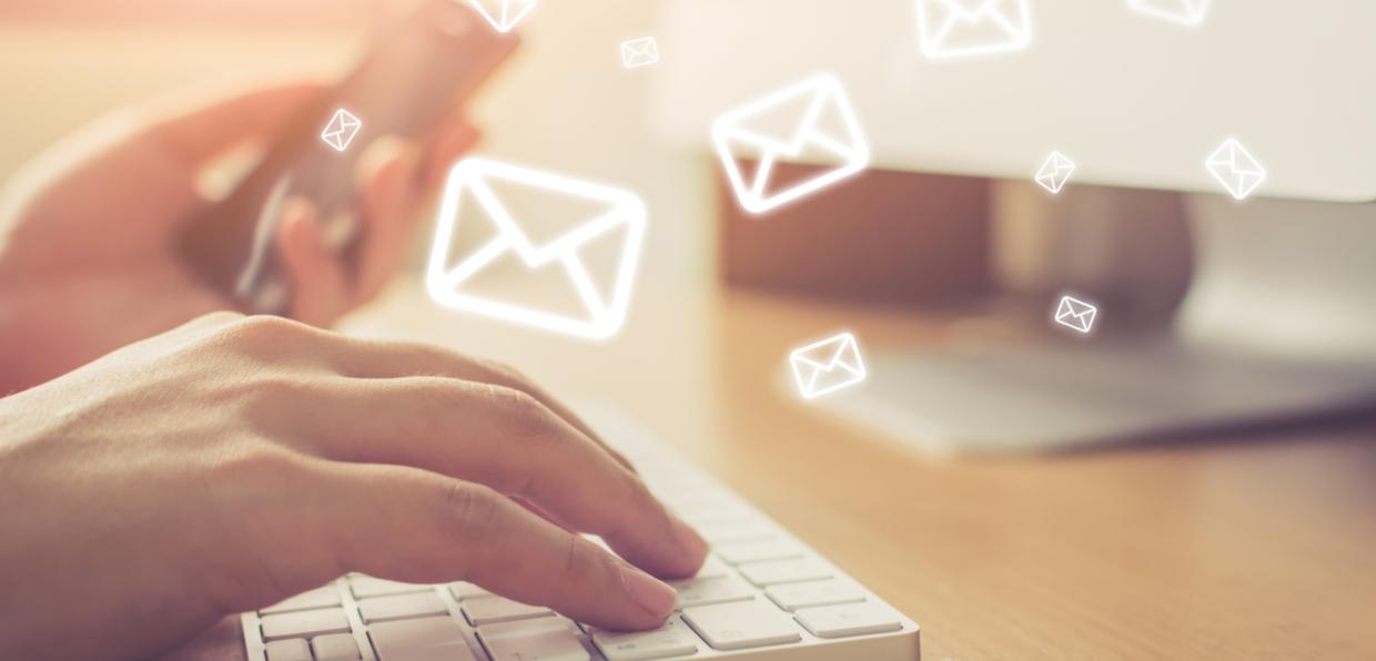 shutterstock_787954993_Monster Ztudio_Hände_tippen_auf_Tastatur_Grafik_Emails_fliegen_frei
