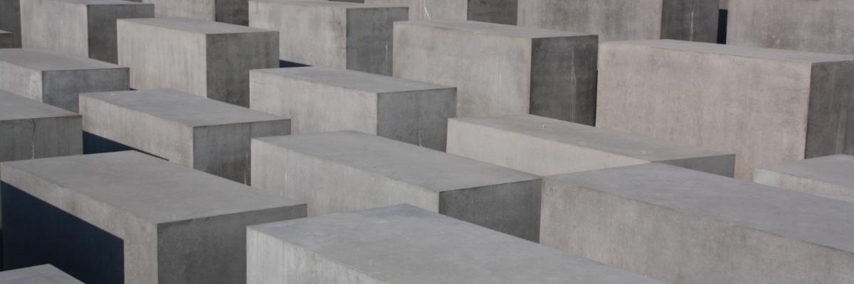 Das Denkmal für die ermordeten Juden Europas im Zentrum Berlins ist die zentrale Holocaust-Gedenkstätte Deutschlands, ein Ort der Erinnerung und des Gedenkens an die bis zu sechs Millionen Opfer. Das Denkmal besteht aus dem von Peter Eisenman entworfenen Stelenfeld sowie dem unterirdischen Ort der Information und wird von einer Bundesstiftung unterhalten.  Das Stelenfeld ist Tag und Nacht frei zugänglich. Der Ort der Information ist von April bis September von 10.00 bis 20.00 Uhr geöffnet (letzter Einlass 19.15 Uhr). Von Oktober bis März können Besucher die Ausstellung von 10.00 bis 19.00 Uhr besichtigen (letzter Einlass 18.15 Uhr). Montags ist der Ort der Information mit Ausnahme gesetzlicher Feiertage geschlossen.  Eine Einladung zum Gedenken und Innehalten  Holocaust-Mahnmal in Berlin Ex-Bild-DB-ID: 663