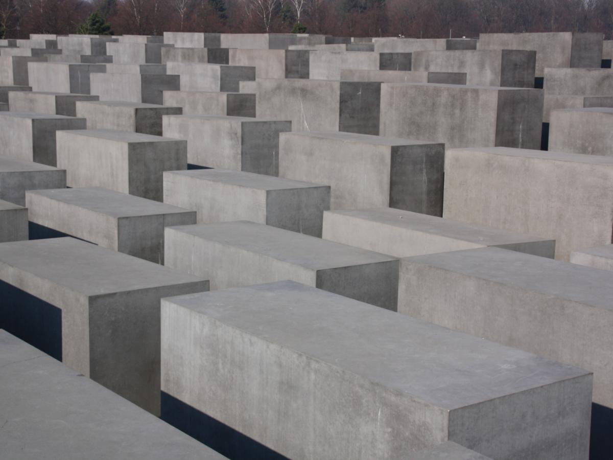 Das Denkmal für die ermordeten Juden Europas im Zentrum Berlins ist die zentrale Holocaust-Gedenkstätte Deutschlands, ein Ort der Erinnerung und des Gedenkens an die bis zu sechs Millionen Opfer. Das Denkmal besteht aus dem von Peter Eisenman entworfenen Stelenfeld sowie dem unterirdischen Ort der Information und wird von einer Bundesstiftung unterhalten.  Das Stelenfeld ist Tag und Nacht frei zugänglich. Der Ort der Information ist von April bis September von 10.00 bis 20.00 Uhr geöffnet (letzter Einlass 19.15 Uhr). Von Oktober bis März können Besucher die Ausstellung von 10.00 bis 19.00 Uhr besichtigen (letzter Einlass 18.15 Uhr). Montags ist der Ort der Information mit Ausnahme gesetzlicher Feiertage geschlossen.  Eine Einladung zum Gedenken und Innehalten  Holocaust-Mahnmal in Berlin Ex-Bild-DB-ID: 663