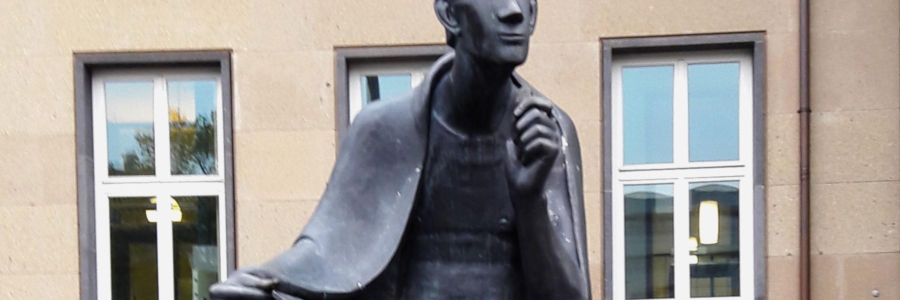 Albertus-Magnus-Statue vor der Kölner Universität