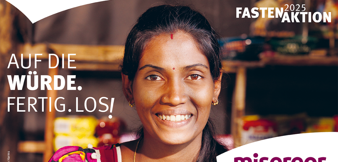 Logo der Misereor Fastenaktion 2025 Auf die Würde. Fertig. Los! Eine junge Frau aus der Gemeinschaft der Hochland-Tamilen in Sri Lanka schaut Sie freundlich an.