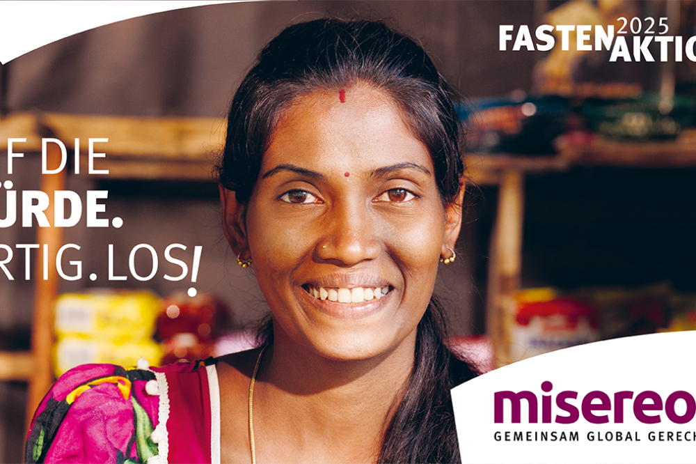 Logo der Misereor Fastenaktion 2025 Auf die Würde. Fertig. Los! Eine junge Frau aus der Gemeinschaft der Hochland-Tamilen in Sri Lanka schaut Sie freundlich an.
