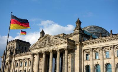 Bundestag mit Deutschlandfahne