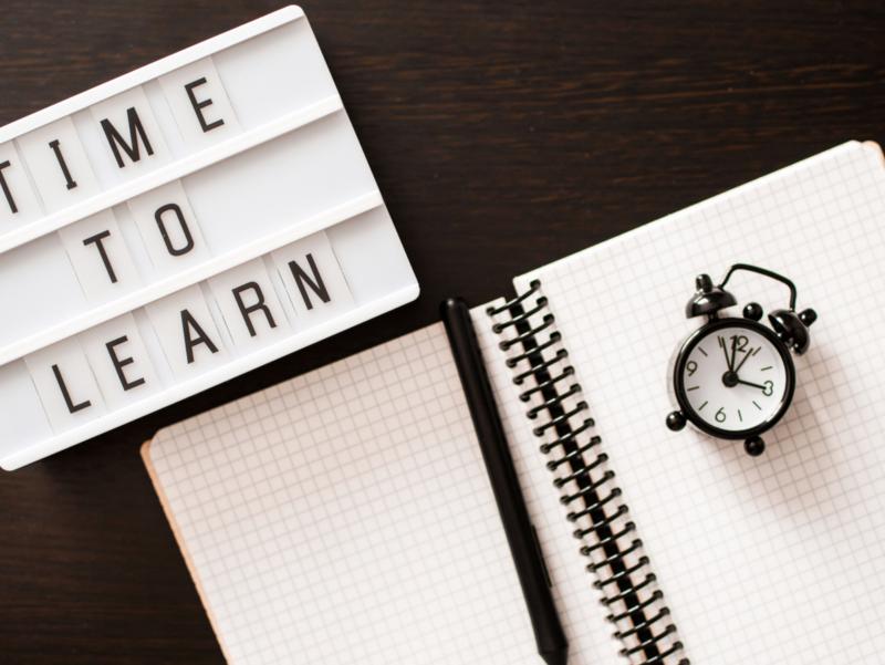 grafische Collage: 'Time to Learn' / 'Zeit zu lernen'