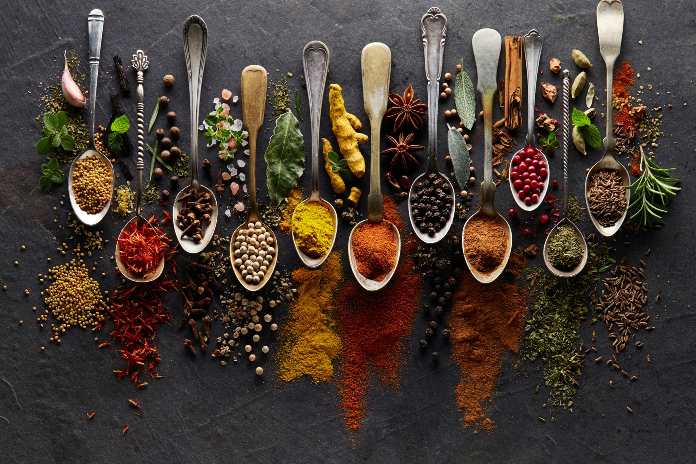 shutterstock_771945721_Dionisvera_Löffel_mit_Gewürzen_Vielfalt_frei