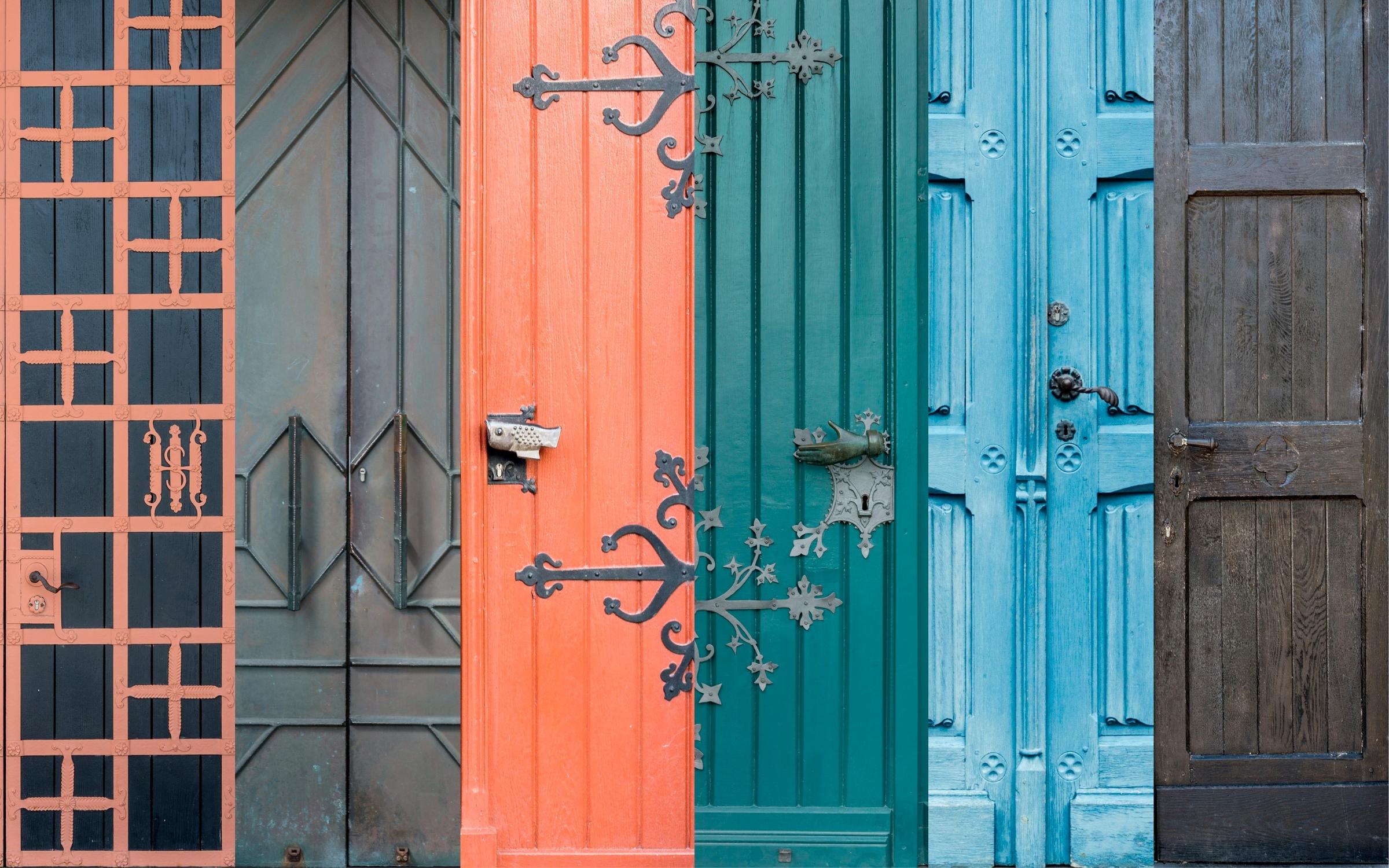 Türen nebeneinander Fotomontage