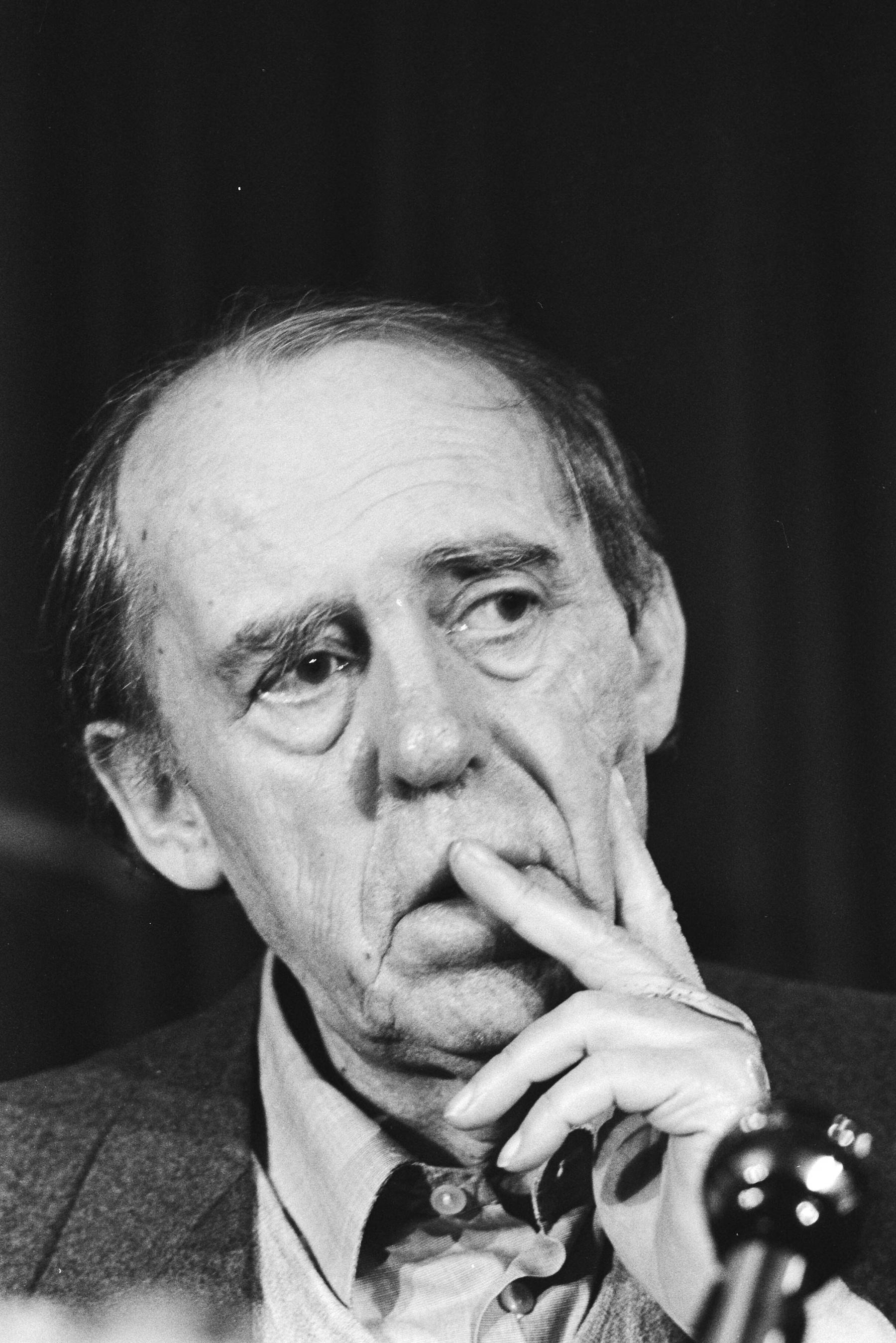 Heinrich Böll bei einer Pressekonferenz im März 1983
