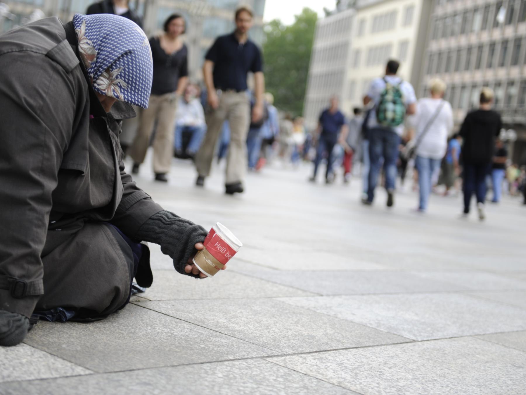 Bettlerin auf dem Domvorplatz_Erzbistum Köln Malte Liebertz_Frei mit Nennung Copyright