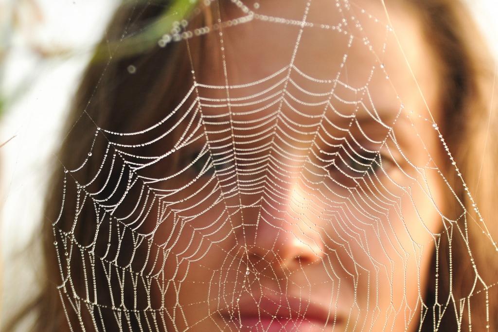 Frau hinter Spinnennetz