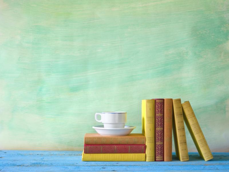 shutterstock-222689569-Thomas Bethge-Bücher und Kaffeetasse-frei