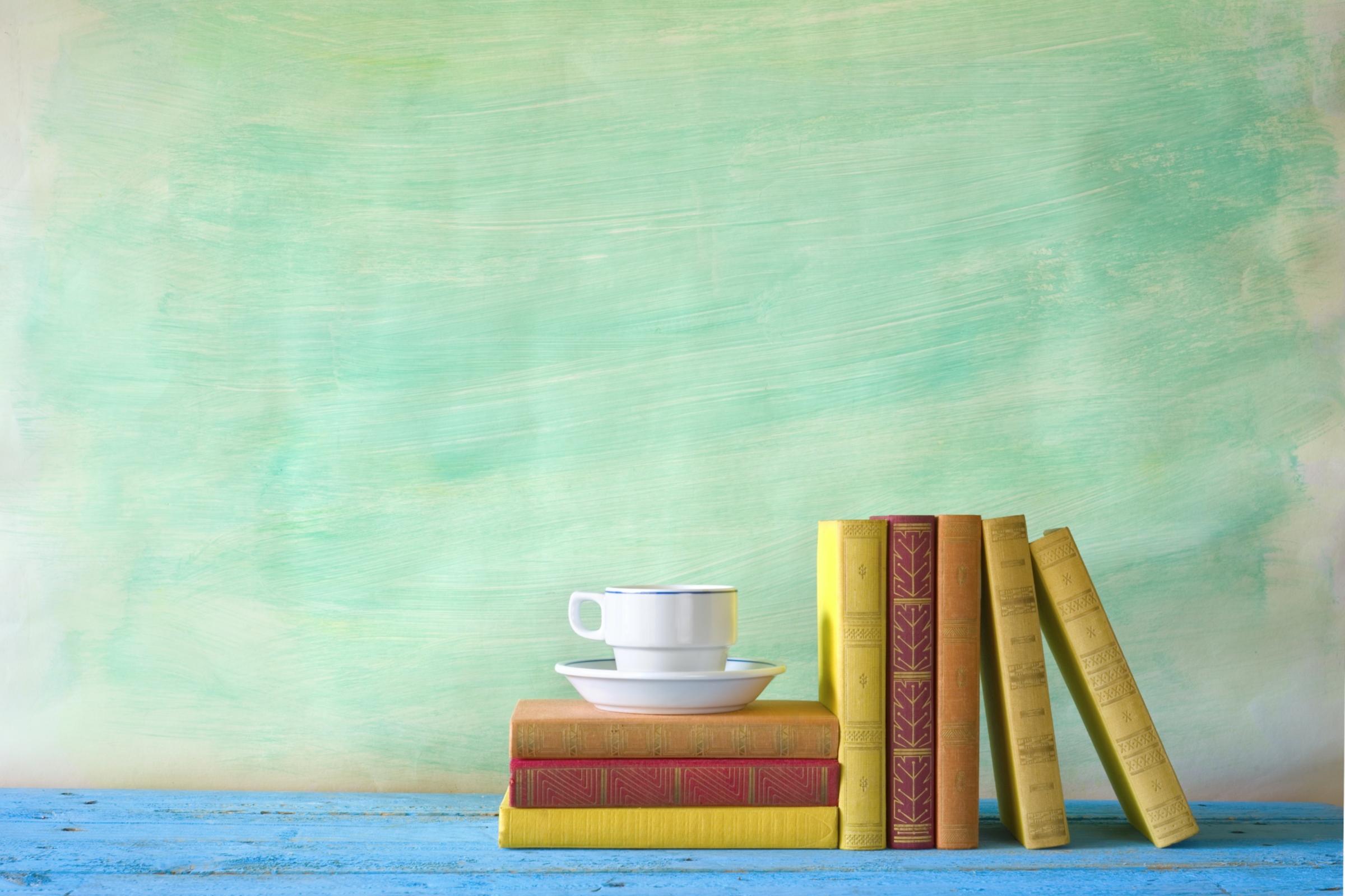 shutterstock-222689569-Thomas Bethge-Bücher und Kaffeetasse-frei