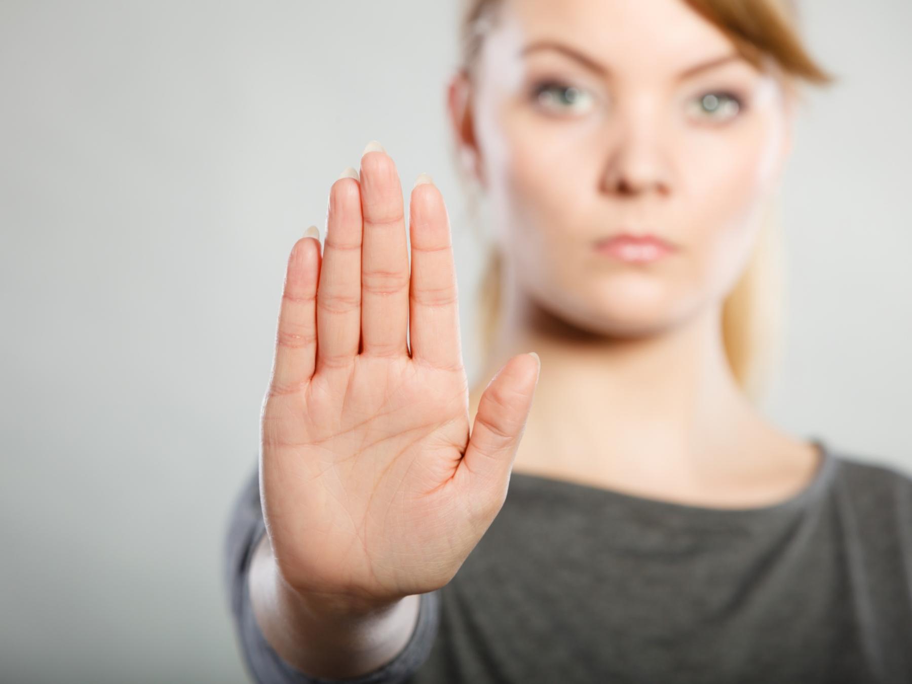 shutterstock-Anetlanda_1159557460_Frau Hand_Nein_Ablehung_frei