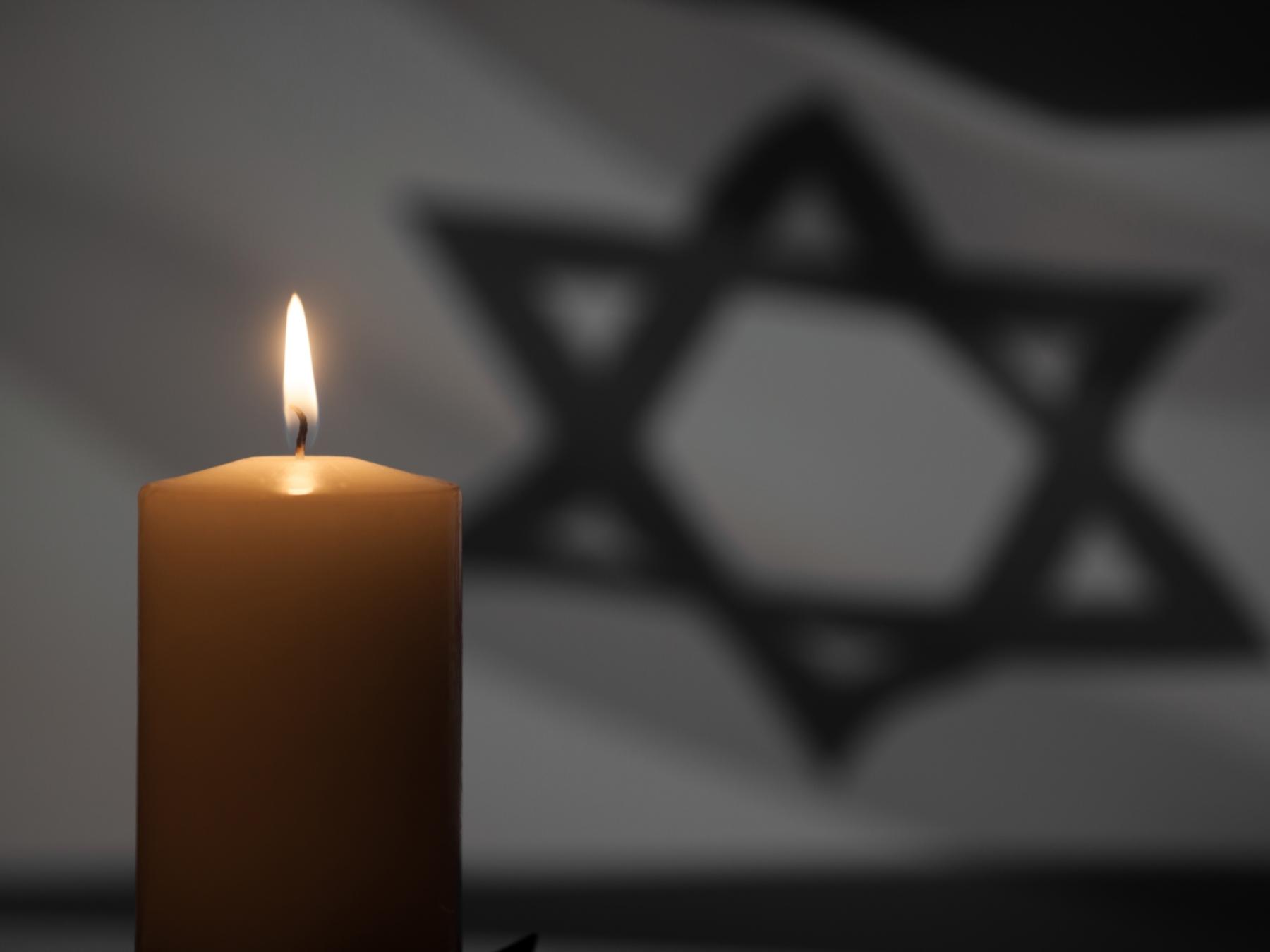 shutterstock_2250665969_Hamara_Kerze_Israel_Flagge_Dunkel_Frei_