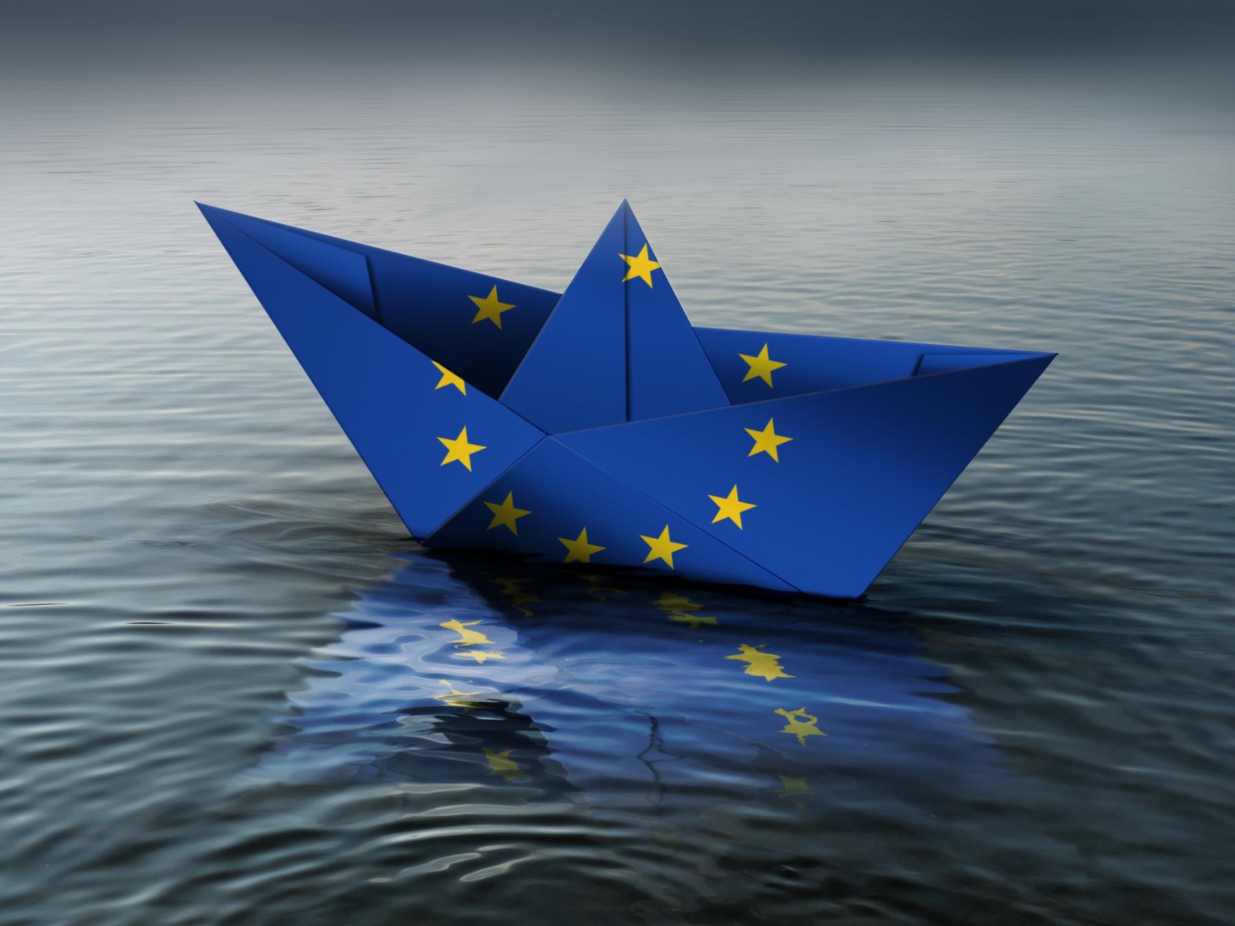 shutterstock_570983254_Cranach_EU_Flagge_Papierboot_schwimmt_Meer_frei