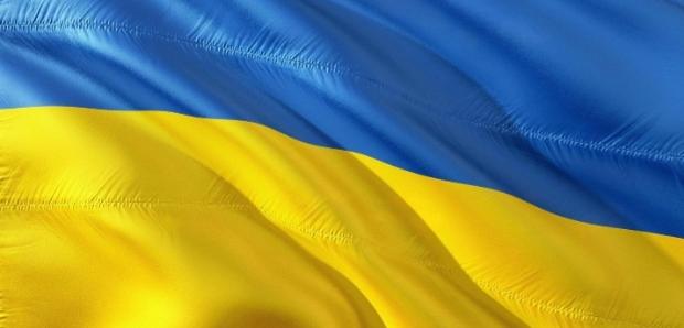 Cornelia Wiese Robrecht_Ukrainische_Flagge_im_Wind_frei