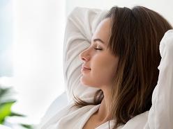2023-03-01_shutterstock_fitzkes_1746359435_Frau entspannt_frei