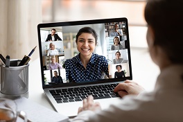 2021-09-09_shutterstock_1704188845_fizkes_Digitales_Meeting_Konferenz_Laptop_frei