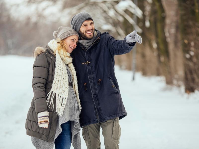 junges Paar im Schnee Frau schwanger