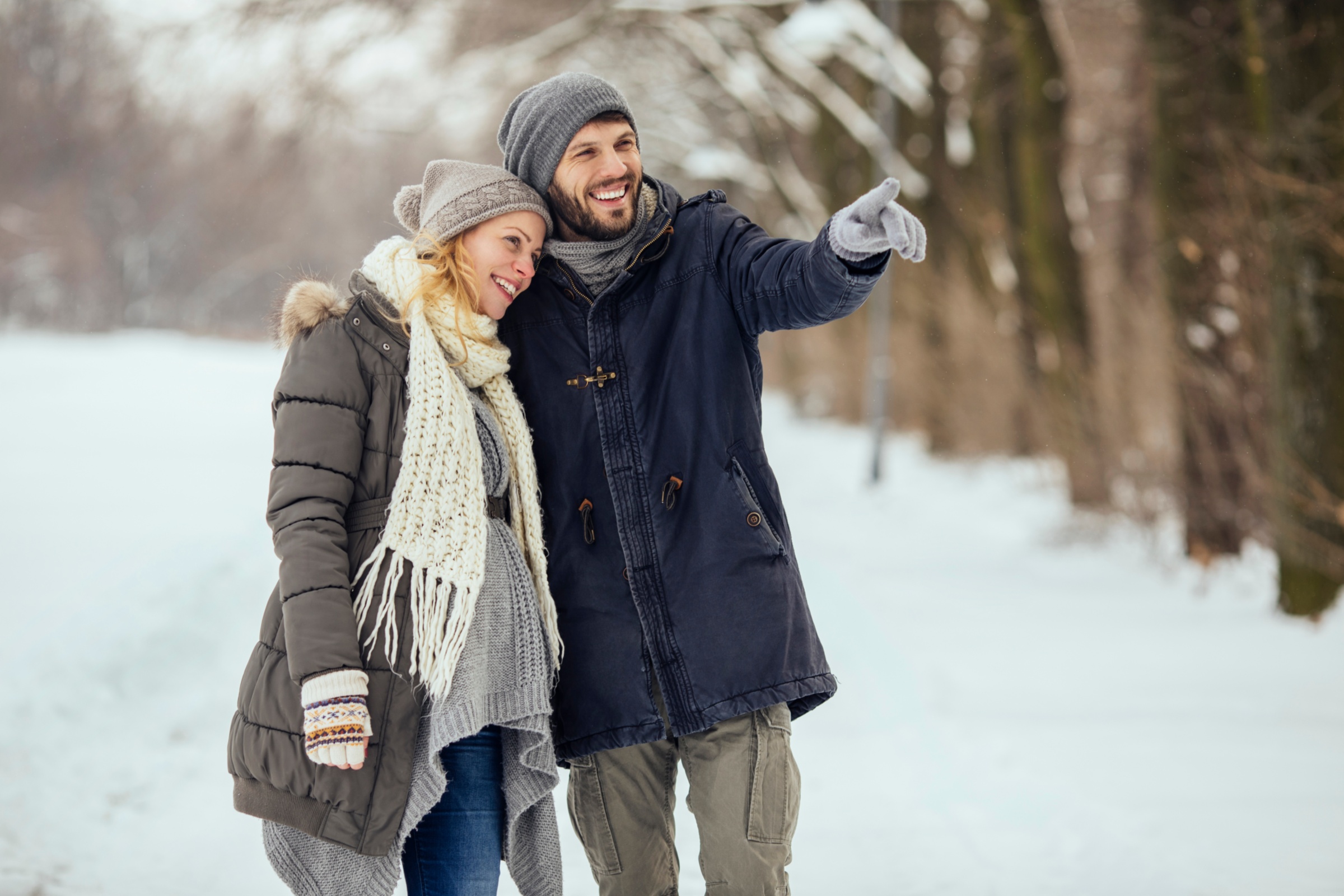 junges Paar im Schnee Frau schwanger