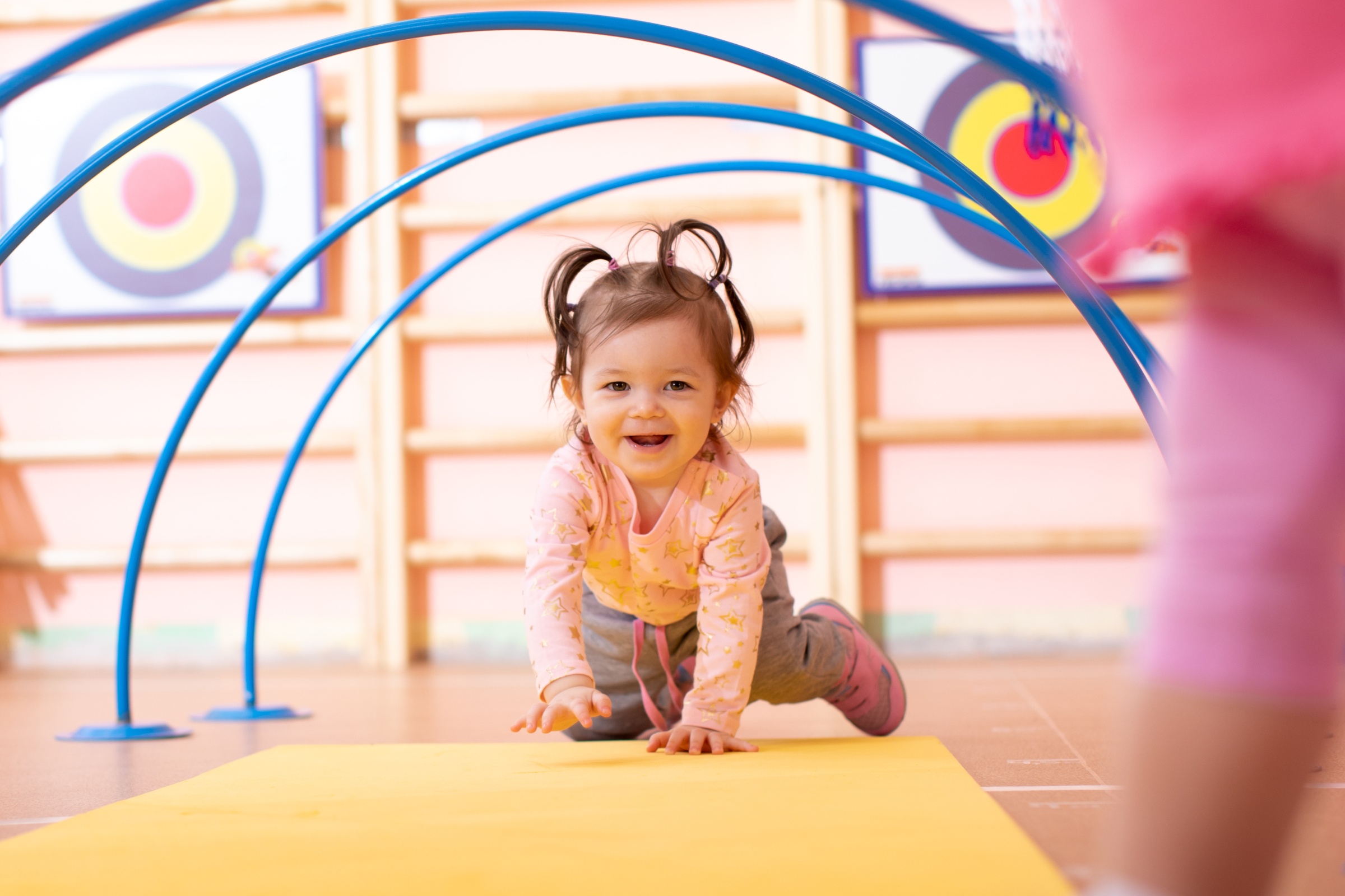 shutterstock_1357631108_Oksana Kuzmina_Baby_krabbeln_babygym_Frei