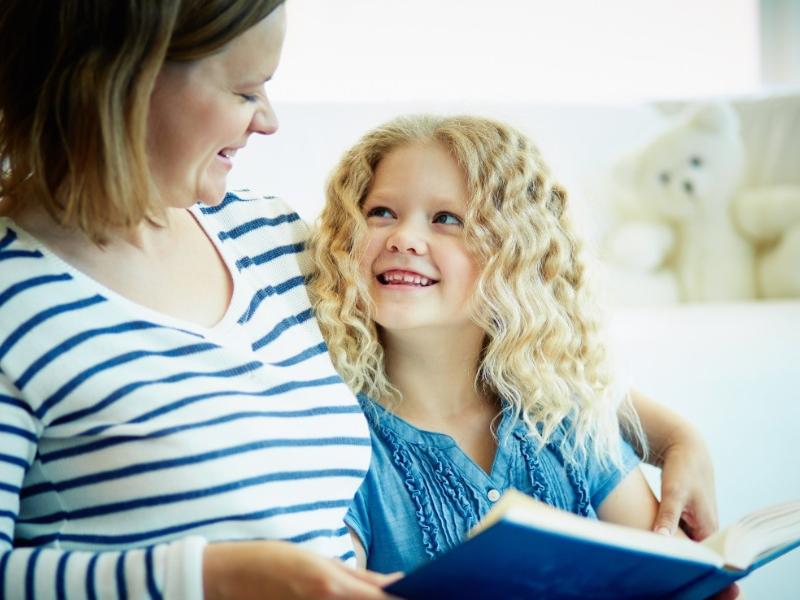 0320_shutterstock_pressmaster_Mutter-liest-Tochter-vor (1)