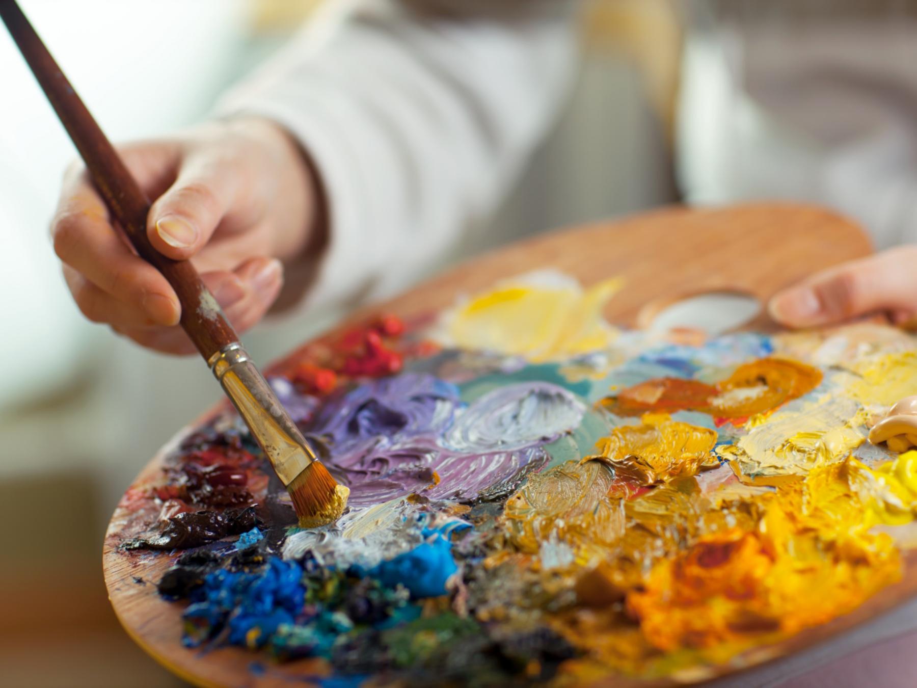 shutterstock_132622637_Kuznetcov_Konstantin_Farbmischpalette_viele_Farben_Pinsel_frei