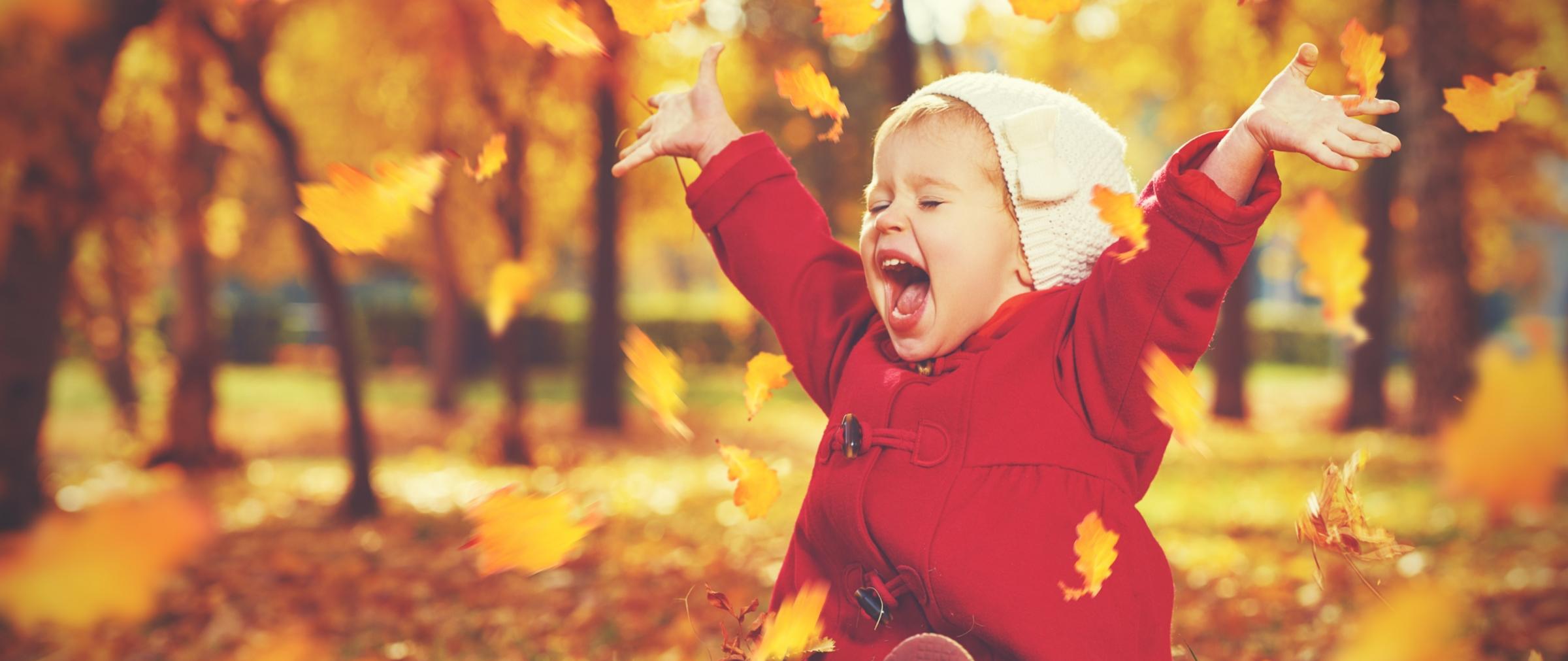 shutterstock_220567366_Evgeny Atamanenko_Kleinstkind_jubelt_im_Herbsttableau_frei
