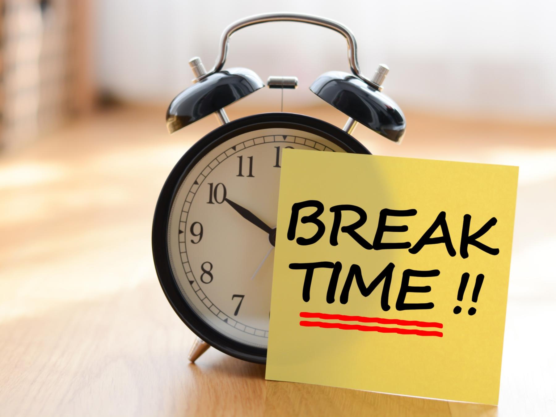 shutterstock_316127591_Eviart_Wecker_Post-it_Pause_frei