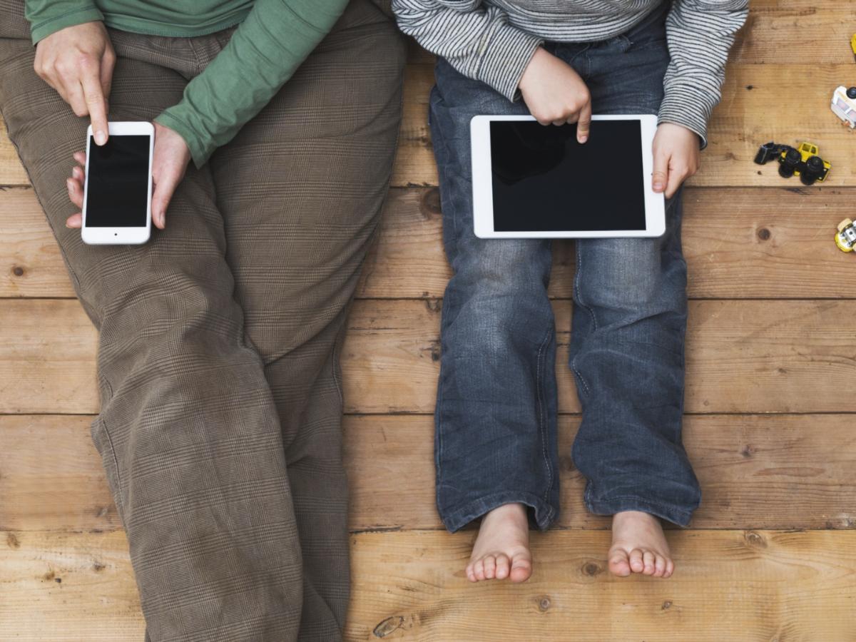 shutterstock_414994036_Kind_Mutter_Vogelperspektive_Boden_Smartphone_Tablet_Laptop_frei