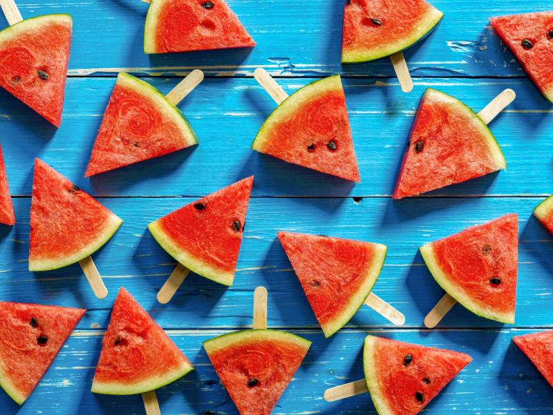 shutterstock_439368238_I am Kulz_Wassermelonenscheiben_am_Stiel_frei