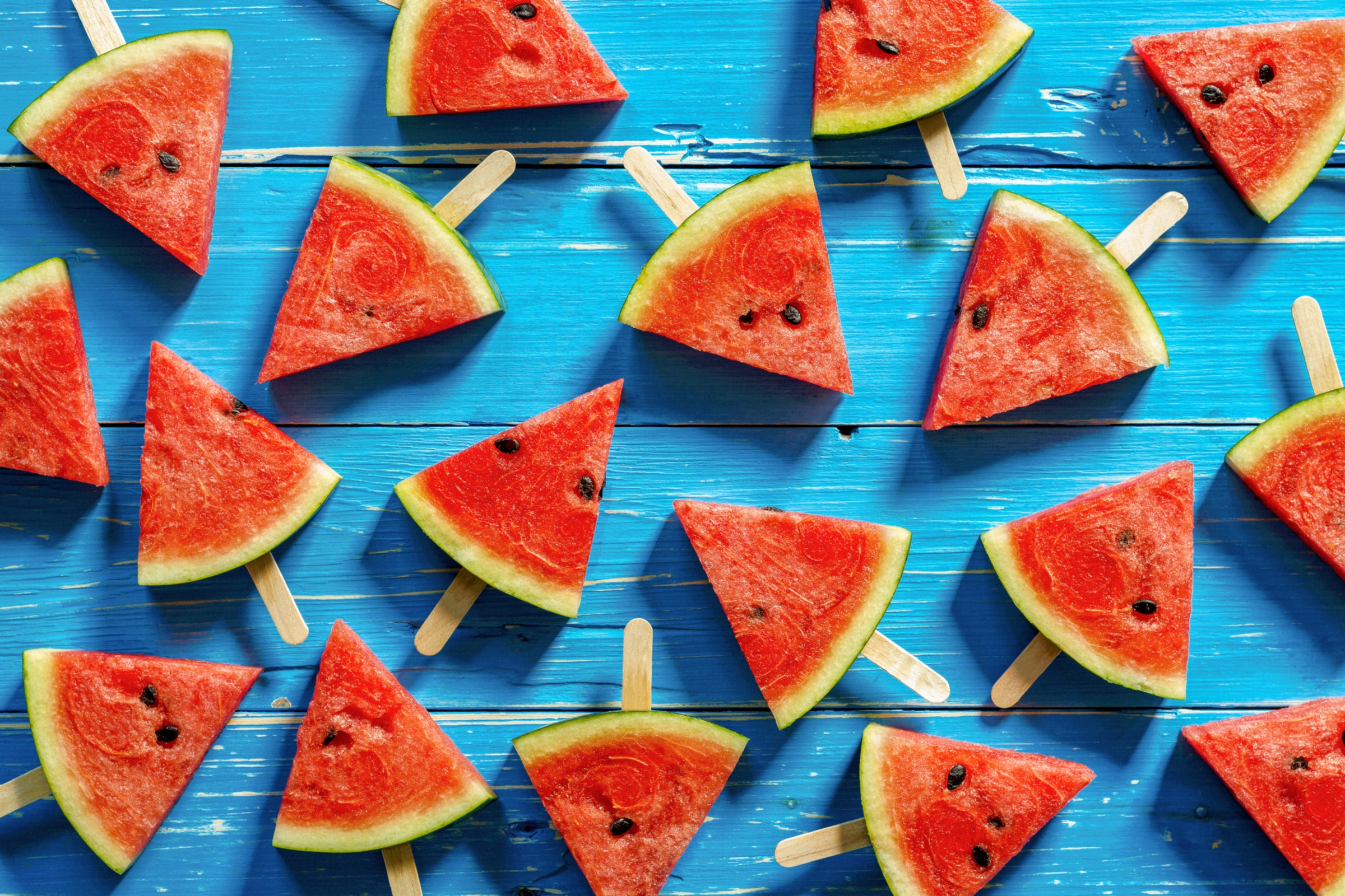 shutterstock_439368238_I am Kulz_Wassermelonenscheiben_am_Stiel_frei